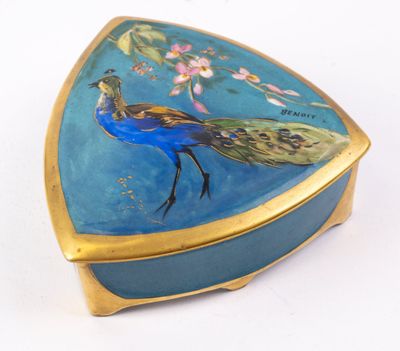 une boîte bleue et dorée sur laquelle est peint un paon