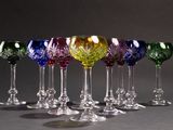 sept verres à vin alignés sur une table