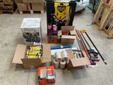 beaucoup d'objets posés sur le sol