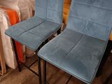 deux chaises bleues placées l'une à côté de l'autre dans une pièce
