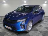 la voiture bleue est garée sur un sol en damier dans le garage