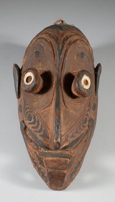l'image d'un masque en bois comportant deux yeux sur un fond blanc