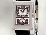 une photo d'une montre en noir et blanc avec un cadran rouge