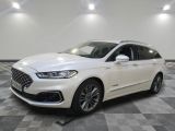 une Ford Monde blanche garée sur un sol carrelé à damier