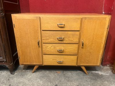une armoire en bois à trois tiroirs et trois portes