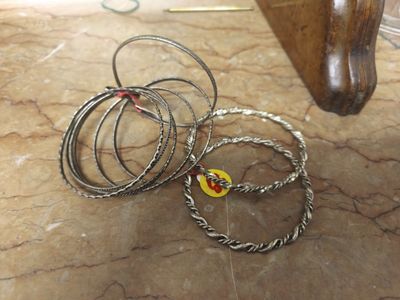 Un bracelet en argent. FRAIS 22 %.