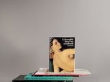 trois livres empilés sur une table