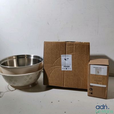 une boîte et un bol posés sur une table à côté d'un carton