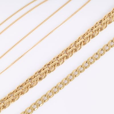 une collection de colliers à chaîne en or sur fond blanc