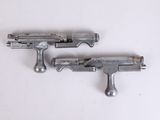 deux armes posées sur une surface blanche
