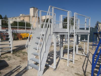 un escalier métallique menant au sommet d'un immeuble