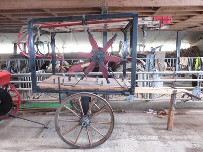 une grande machine installée à l'intérieur d'un bâtiment