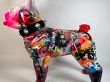 un chien en plastique entièrement recouvert de graffitis