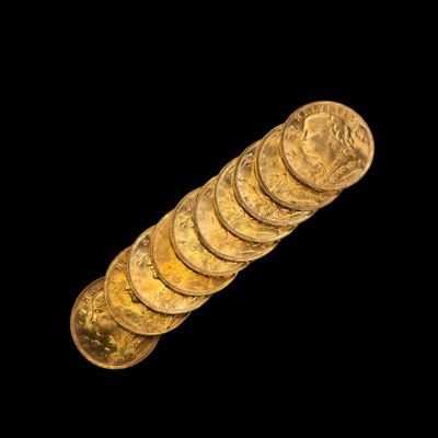 un gros plan sur une pile de pièces d'or sur fond noir