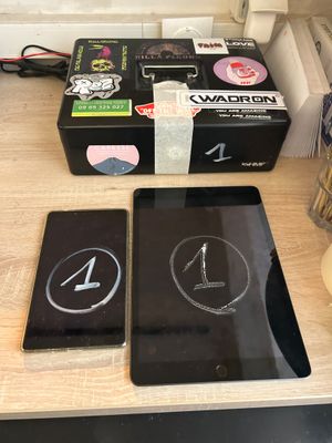 une table sur laquelle sont posés deux appareils électroniques