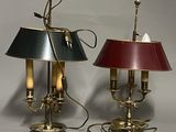 une paire de lampes de table en laiton avec des abat-jours rouges, verts et dorés