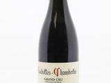 une bouteille de vin posée sur une table