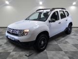une photo d'une dacia blanche garée dans une pièce