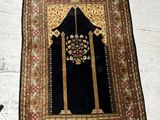 rug on the floor is black and gold with a design on it
