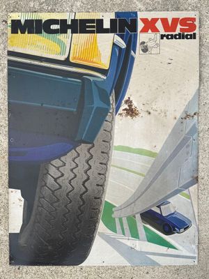 la couverture d'un magazine sur laquelle figure la photo d'une voiture