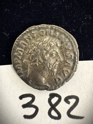 un gros plan d'une pièce de monnaie posée sur une feuille de papier