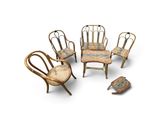 trois chaises et une table sont disposées en cercle sur un fond blanc