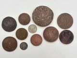 un ensemble de vieilles pièces posées sur une surface blanche