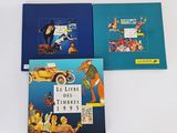 trois livres posés sur une table blanche, avec une couverture bleue et l'image d'une voiture