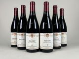 six bouteilles de vin rouge alignées