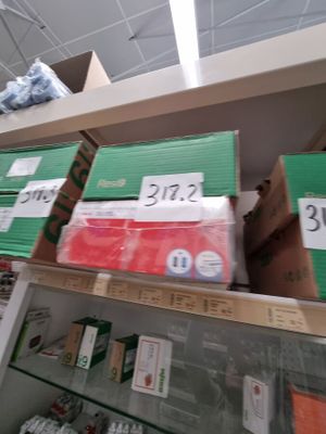 de nombreuses boîtes sur les rayons du magasin, destinées à la vente