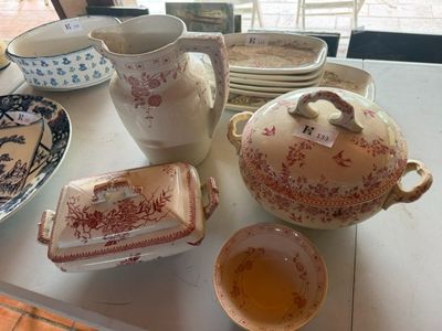 beaucoup d'assiettes et de tasses posées sur une table
