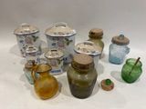 de nombreux bocaux en verre posés sur une table