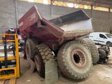 un camion-benne garé dans un garage