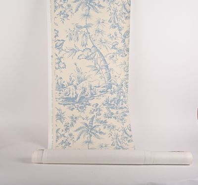 une photo d'un rouleau de papier orné d'un motif « toiler » bleu et blanc