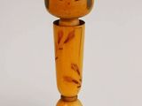 figurine en bois représentant une femme coiffée d'un chapeau