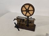 une petite machine posée sur une table