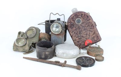 un grand nombre d'objets posés sur une table