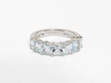 une bague en or blanc sertie de topazes bleues et blanches