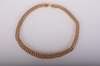 un collier à chaîne en or muni d'un fermoir
