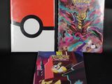 Deux livres sur les Pokémon sont posés l'un à côté de l'autre sur une surface noire