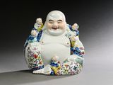 une figurine représentant un Bouddha souriant assis sur une chaise