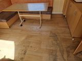 une petite cuisine avec une table et un banc à l'intérieur