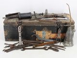une boîte sur laquelle sont posés tout un tas de vieux outils