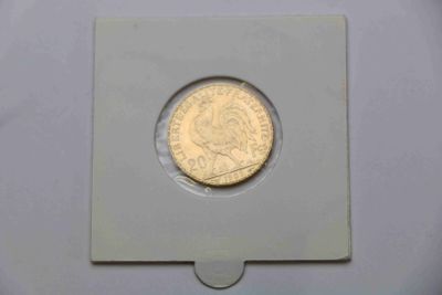 l'image d'une pièce de monnaie posée sur une surface blanche