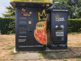 un kiosque à pizzas avec un distributeur automatique à côté