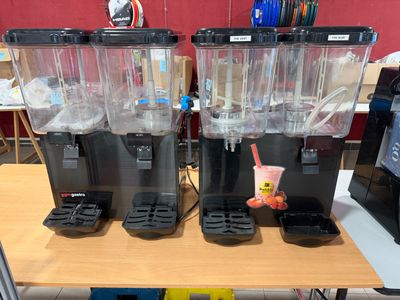 trois distributeurs de jus posés côte à côte sur une table