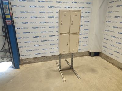 une photo d'une armoire métallique dans une pièce