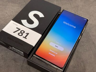 une boîte ouverte contenant un téléphone, posée sur une table