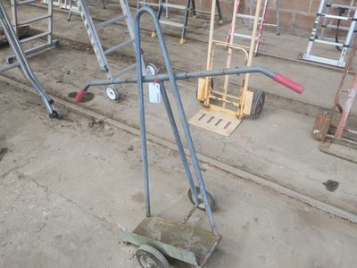 un chariot qui se trouve au milieu d'un immeuble