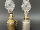 paire de lampes à huile anciennes en laiton et en verre, sur pied
